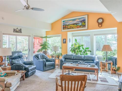2050 Sanders Rd, Nanoose Bay, BC - Indoor Photo Showing Living Room