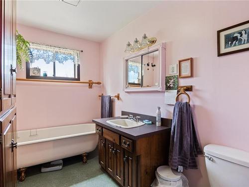 3489 Heather Rd, Black Creek, BC - Indoor Photo Showing Bathroom