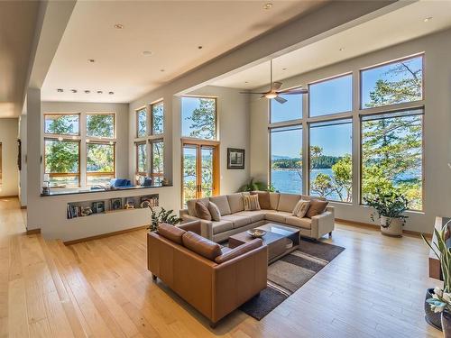 1735 Claudet Rd, Nanoose Bay, BC - Indoor Photo Showing Living Room