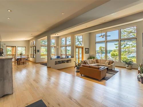 1735 Claudet Rd, Nanoose Bay, BC - Indoor Photo Showing Living Room