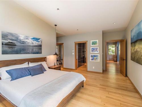 1735 Claudet Rd, Nanoose Bay, BC - Indoor Photo Showing Bedroom