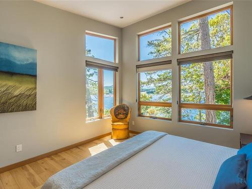 1735 Claudet Rd, Nanoose Bay, BC - Indoor Photo Showing Bedroom