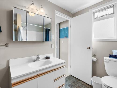 1594 Admiral Tryon Blvd, French Creek, BC - Indoor Photo Showing Bathroom