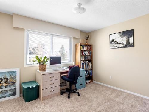 1594 Admiral Tryon Blvd, French Creek, BC - Indoor Photo Showing Office