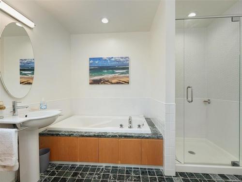 453 Oliver St, Oak Bay, BC - Indoor Photo Showing Bathroom