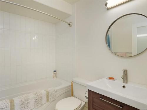 453 Oliver St, Oak Bay, BC - Indoor Photo Showing Bathroom