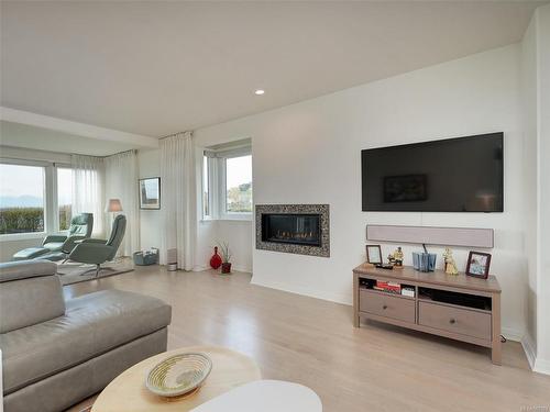453 Oliver St, Oak Bay, BC - Indoor Photo Showing Living Room With Fireplace