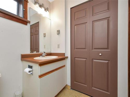 1142 Oscar St, Victoria, BC - Indoor Photo Showing Bathroom