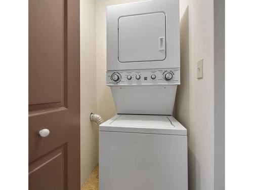 1142 Oscar St, Victoria, BC - Indoor Photo Showing Laundry Room