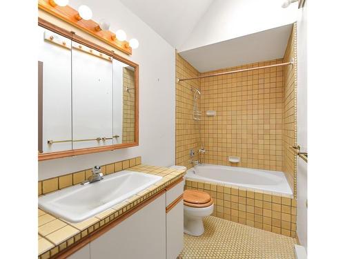 1142 Oscar St, Victoria, BC - Indoor Photo Showing Bathroom