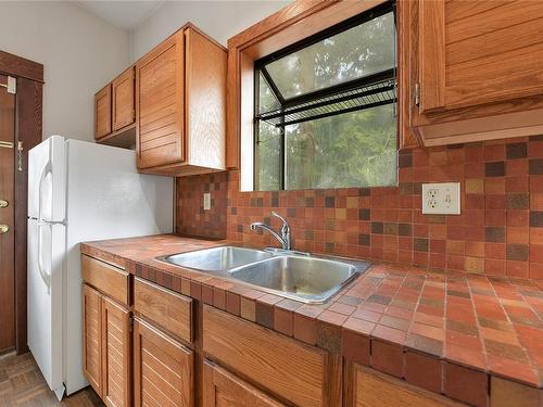 1142 Oscar St, Victoria, BC - Indoor Photo Showing Kitchen With Double Sink