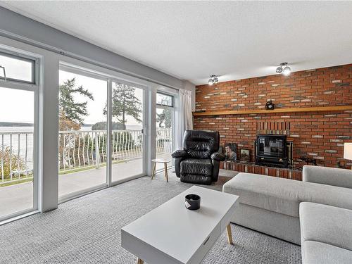 1424 Seaspray Blvd, Nanaimo, BC - Indoor Photo Showing Living Room