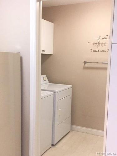 917 Lakes Blvd, Parksville, BC - Indoor Photo Showing Laundry Room
