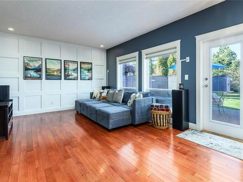 2055 Sussex Dr, Courtenay, BC - Indoor Photo Showing Living Room