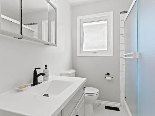 1299 Vaughn Place, Kamloops, BC - Indoor Photo Showing Bathroom