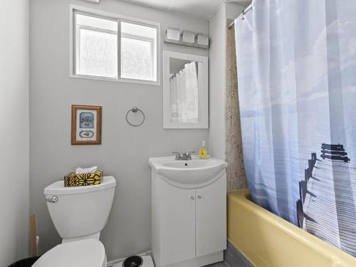 1299 Vaughn Place, Kamloops, BC - Indoor Photo Showing Bathroom