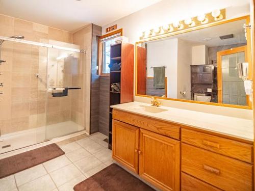 9792 Meadow Rd, Kamloops, BC - Indoor Photo Showing Bathroom