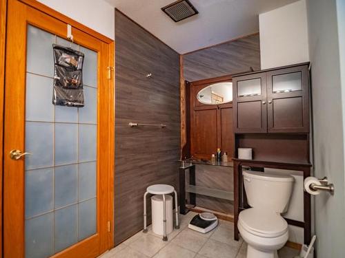 9792 Meadow Rd, Kamloops, BC - Indoor Photo Showing Bathroom