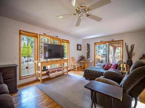 9792 Meadow Rd, Kamloops, BC - Indoor Photo Showing Living Room