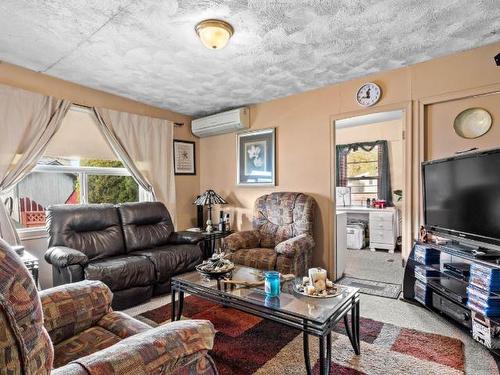 185 Yew Street, Kamloops, BC - Indoor Photo Showing Living Room