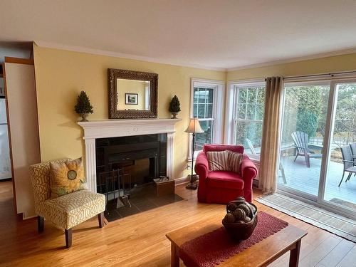 Salon - 45-400 Ch. Lakeside, Lac-Brome, QC - Indoor Photo Showing Living Room With Fireplace