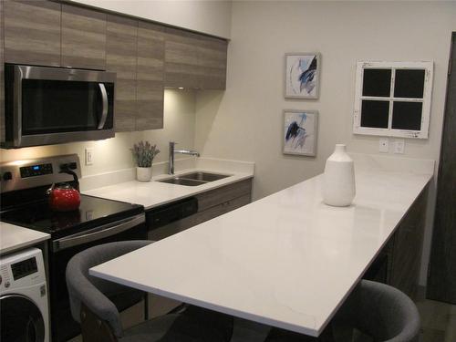 515-2555 Lakeshore Road, Vernon, BC - Indoor Photo Showing Kitchen With Double Sink