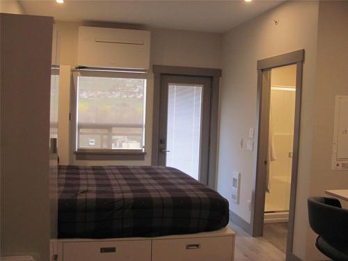 515-2555 Lakeshore Road, Vernon, BC - Indoor Photo Showing Bedroom