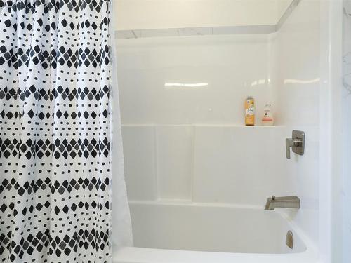 4-9995 Mcculloch Road, Kelowna, BC - Indoor Photo Showing Bathroom