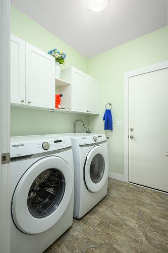 1-5720 Hartnell Road, Vernon, BC - Indoor Photo Showing Laundry Room