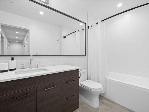 401-1191 Sunset Drive, Kelowna, BC - Indoor Photo Showing Bathroom