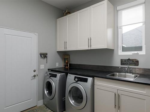 5342 Signet Crescent, Kelowna, BC - Indoor Photo Showing Laundry Room