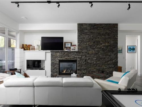 5342 Signet Crescent, Kelowna, BC - Indoor Photo Showing Living Room With Fireplace