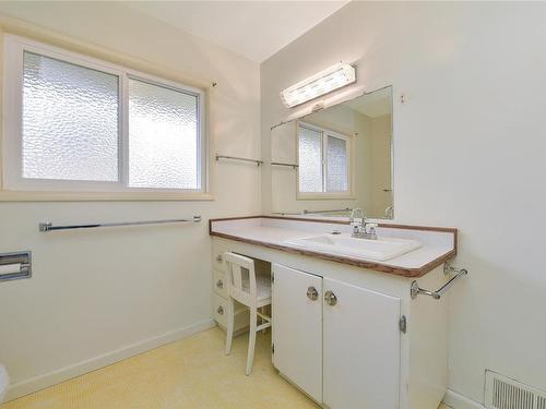 3080 Oakdowne Rd, Oak Bay, BC - Indoor Photo Showing Bathroom