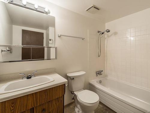 960 Inverness Rd, Saanich, BC - Indoor Photo Showing Bathroom