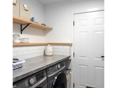 3519 Hidden Oaks Cres, Cobble Hill, BC - Indoor Photo Showing Laundry Room