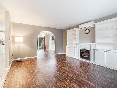 914 Lee Rd, Parksville, BC - Indoor With Fireplace