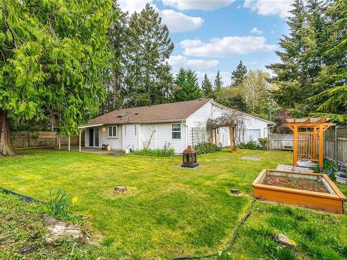 914 Lee Rd, Parksville, BC - Outdoor With Backyard