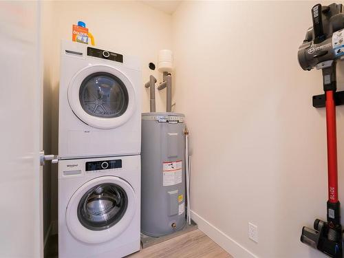 413-6540 Metral Dr, Nanaimo, BC - Indoor Photo Showing Laundry Room