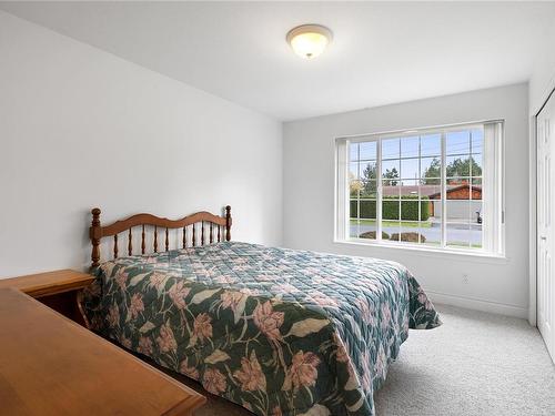 822 Redonda Pl, Qualicum Beach, BC - Indoor Photo Showing Bedroom