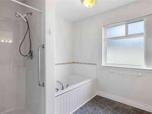 822 Redonda Pl, Qualicum Beach, BC - Indoor Photo Showing Bathroom