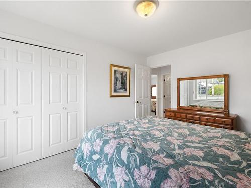 822 Redonda Pl, Qualicum Beach, BC - Indoor Photo Showing Bedroom