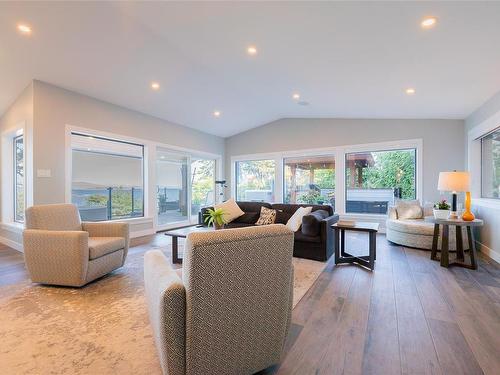 3808 Mallard Pl, Nanoose Bay, BC - Indoor Photo Showing Living Room
