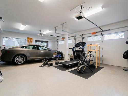 3808 Mallard Pl, Nanoose Bay, BC - Indoor Photo Showing Garage