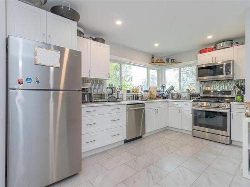 732 Terminal Ave North, Nanaimo, BC - Indoor Photo Showing Kitchen