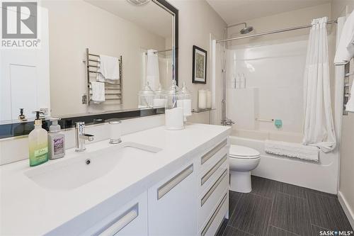 515 East Hampton Boulevard, Saskatoon, SK - Indoor Photo Showing Bathroom