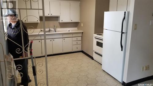 2010 Ottawa Street, Regina, SK - Indoor Photo Showing Kitchen