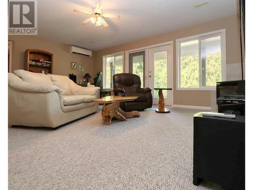 4830 Goodwin Road, Eagle Bay, BC - Indoor Photo Showing Living Room