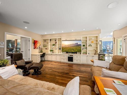 2201 Sea Lion Way, Courtenay, BC - Indoor Photo Showing Living Room