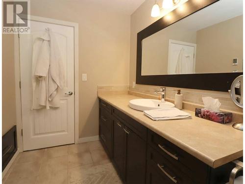 11 Mackenzie Road, Salmon Arm, BC - Indoor Photo Showing Bathroom
