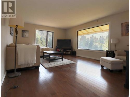 11 Mackenzie Road, Salmon Arm, BC - Indoor Photo Showing Living Room